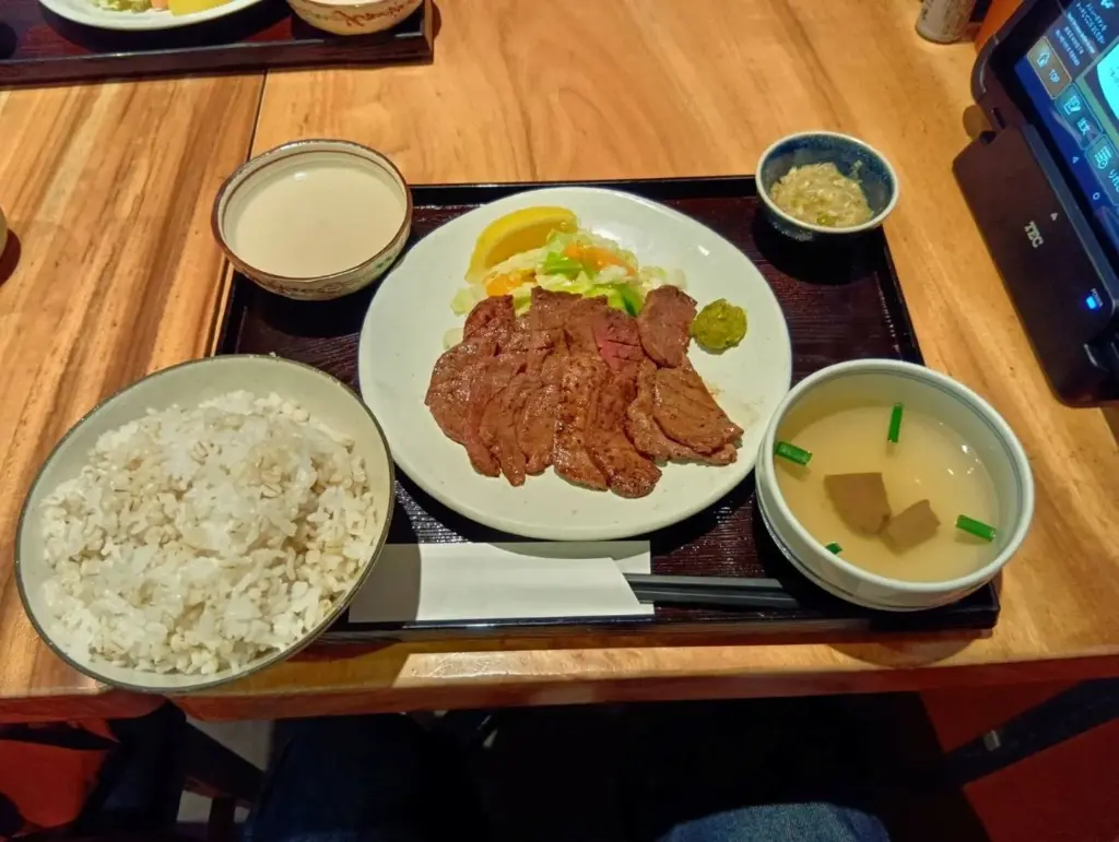 牛タン麦とろろ定食